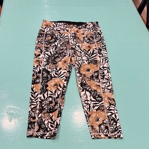🐅 Lilly Pulitzer Luxletic Black Leggings with Gold Detail 🐅